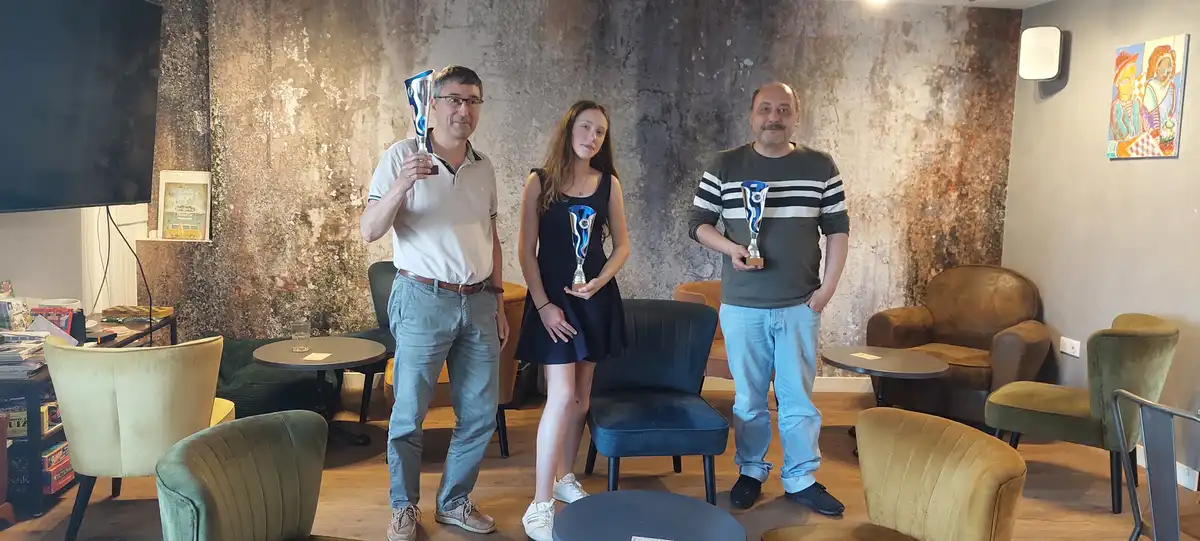 Échecs et convivialité au Bar du Passage : Retour sur le tournoi de Concarneau